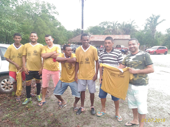 Presidente da FUNDAC entrega equipe de futebol