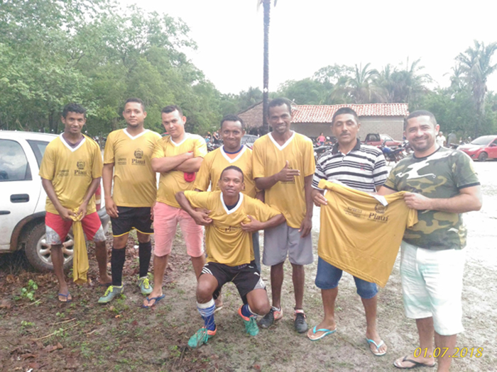 Presidente da FUNDAC entrega equipe de futebol