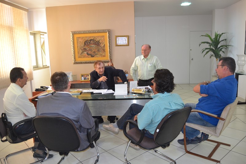 Mão Santa esteve reunido com médicos e empresários, além do secretário de Saúde de Parnaíba.