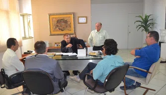 Mão Santa esteve reunido com médicos e empresários, além do secretário de Saúde de Parnaíba.