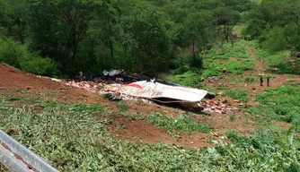 Carreta carregada com produtos da Natura.