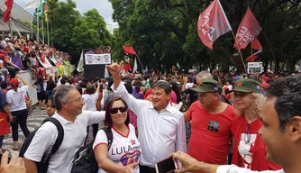 Governador Wellington Dias em ato na cidade de Porto Alegre