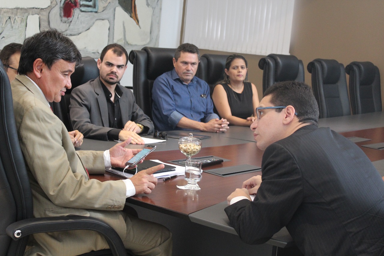 Wellington dias em reunião com Daniel Oliveira e Dr. Hélio.