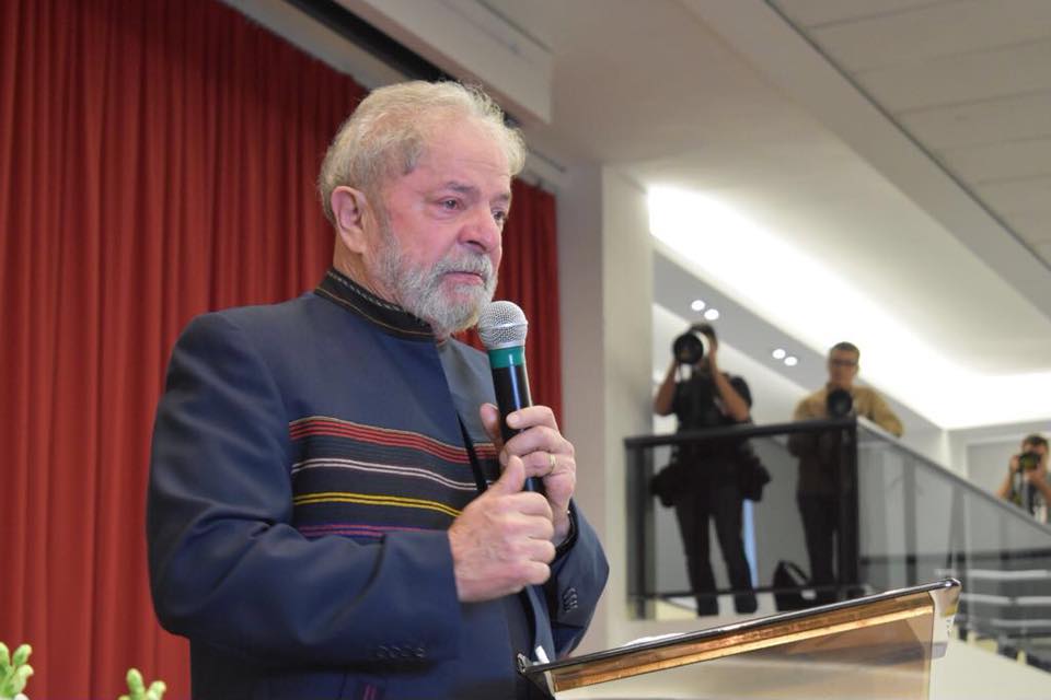 Lula enaltece luta de Marisa Letícia em missa de 1 ano de morte.