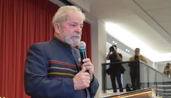 Lula enaltece luta de Marisa Letícia em missa de 1 ano de morte.