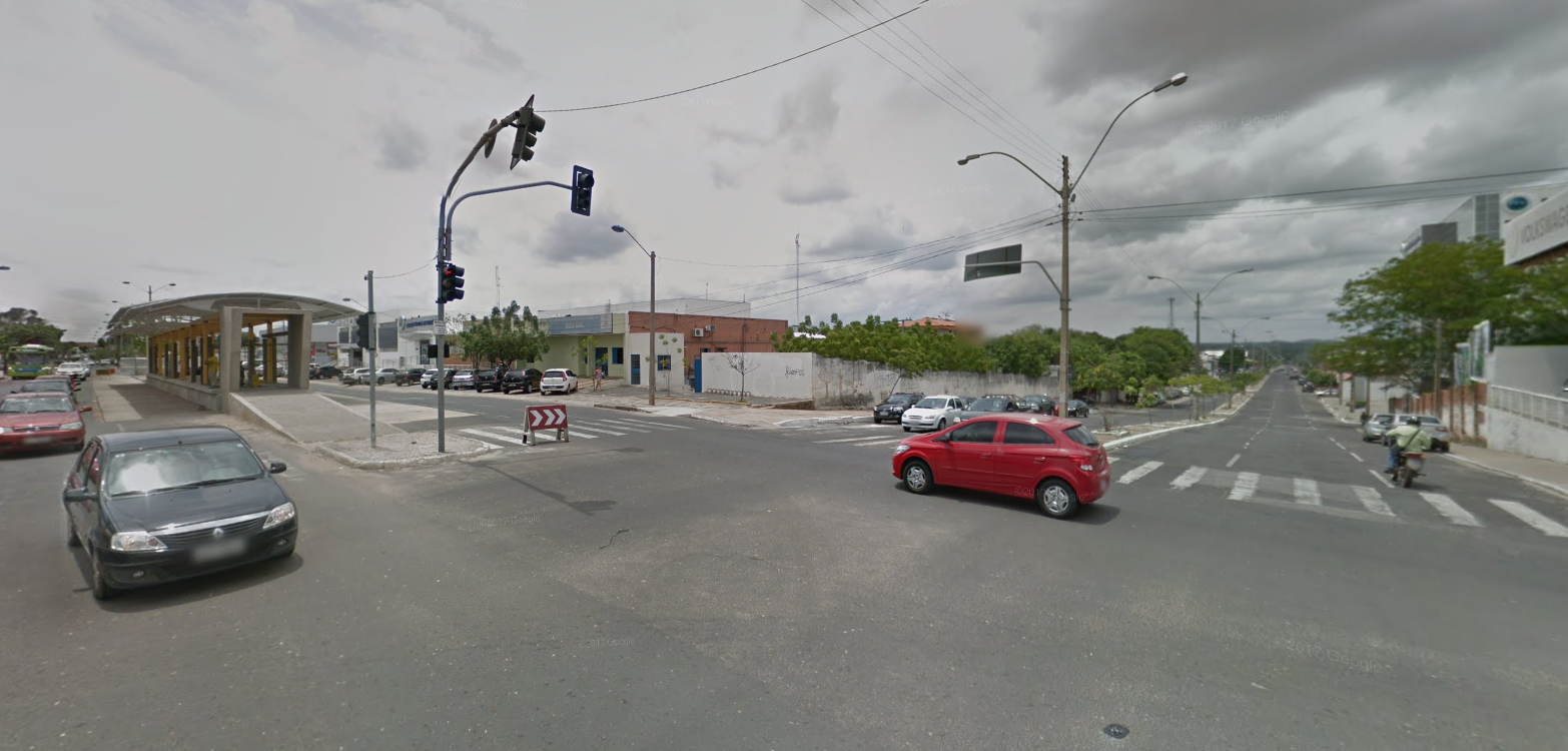 Cruzamento da avenida Barão de Gurgueia com a avenida Professor Valter Alencar