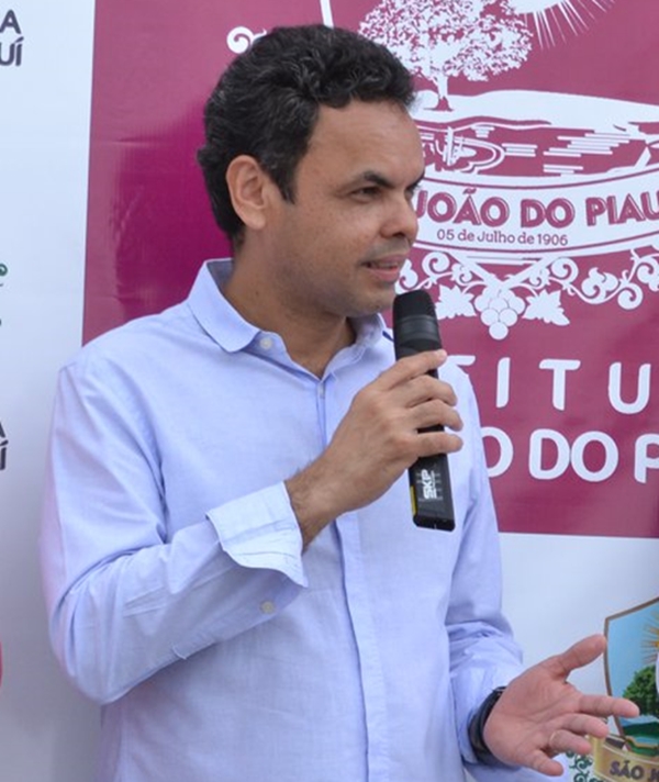 Prefeito Gil Carlos.