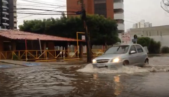 Avenida Jóquei Clube alagada