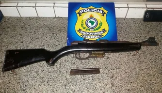 O homem tinha em seu poder um rifle calibre 22 acompanhado de um carregador com 10 munições intactas