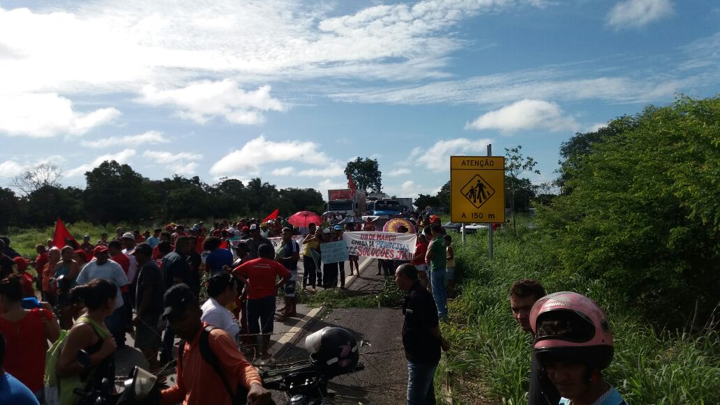 Interdição da BR-316 pelo MST.