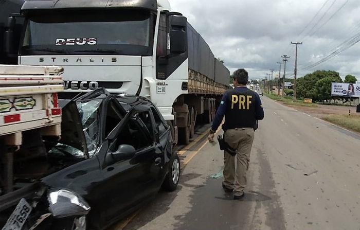 Carro ficou completamente esmagado em Teresina