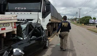 Carro ficou completamente esmagado em Teresina