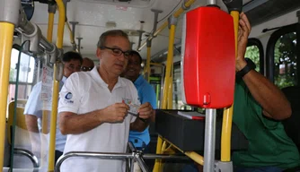 Prefeito Firmino andando de ônibus