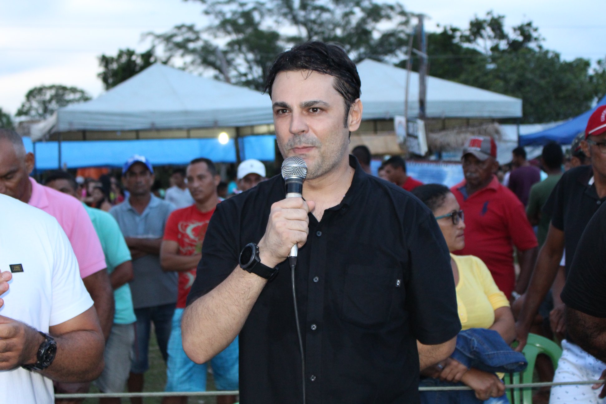 Prefeito Roger Linhares.