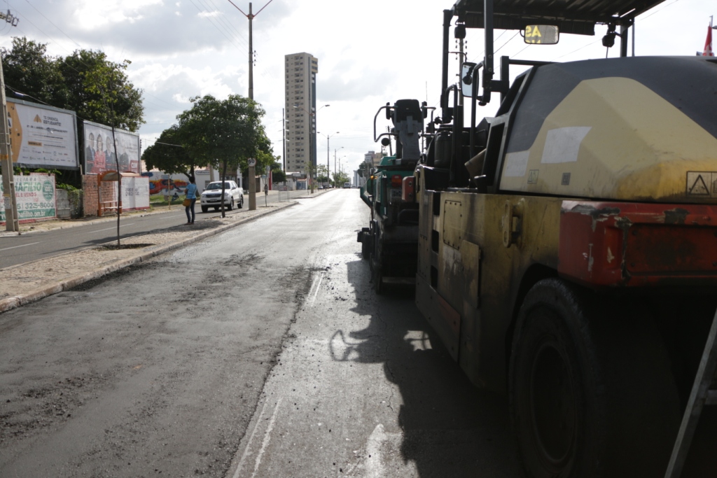 Recapeamento asfáltico na Avenida Jockey Club.