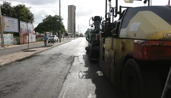 Recapeamento asfáltico na Avenida Jockey Club.