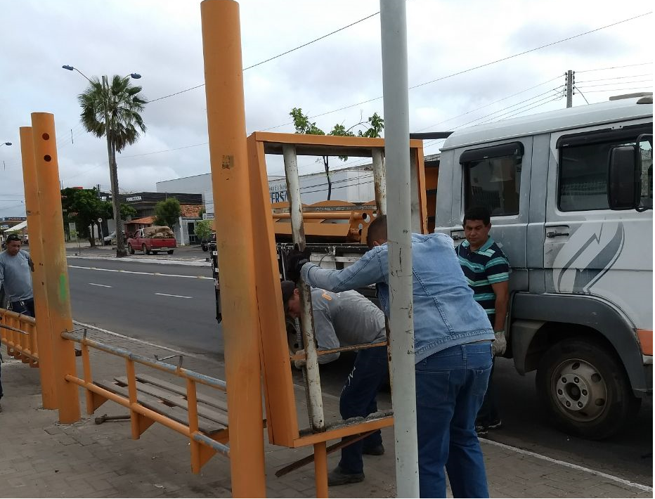 Strans retira abrigos de ônibus dos corredores exclusivos.