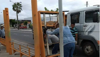 Strans retira abrigos de ônibus dos corredores exclusivos.