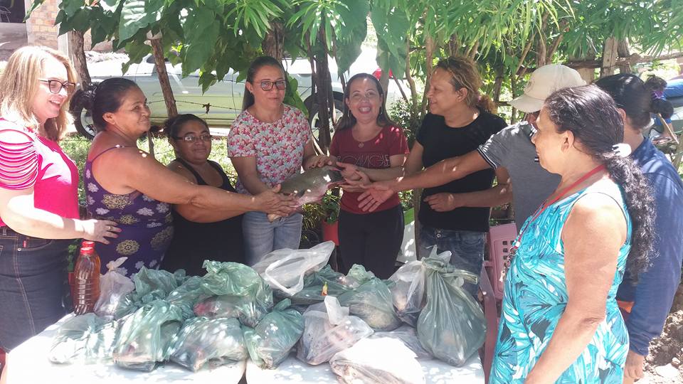 Vilma Amorim faz a entrega dos peixes.