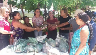 Vilma Amorim faz a entrega dos peixes.