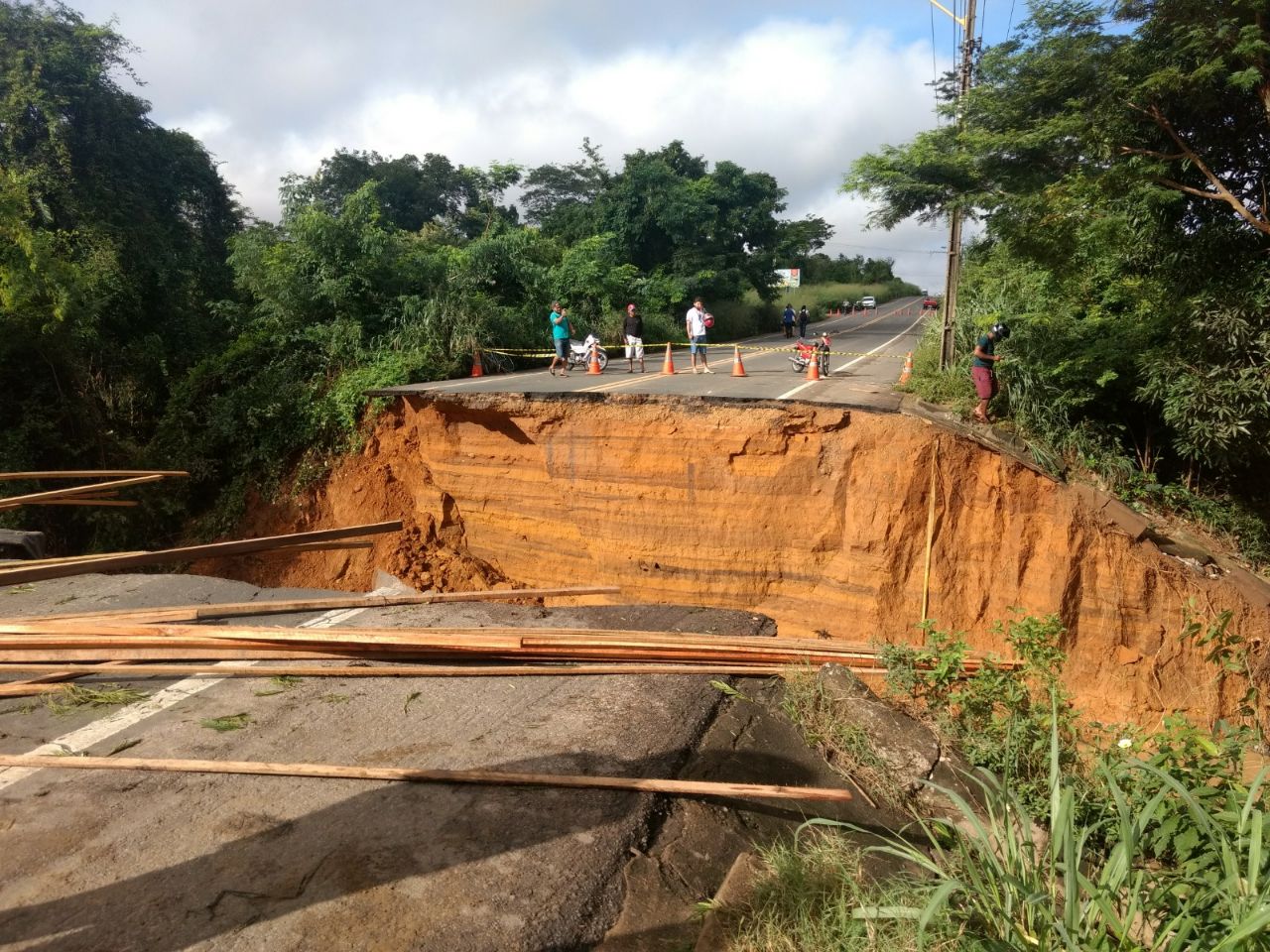 Trecho da BR 343 rompe e deixa duas pessoas feridas.