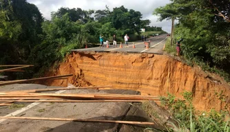 Trecho da BR 343 rompe e deixa duas pessoas feridas.