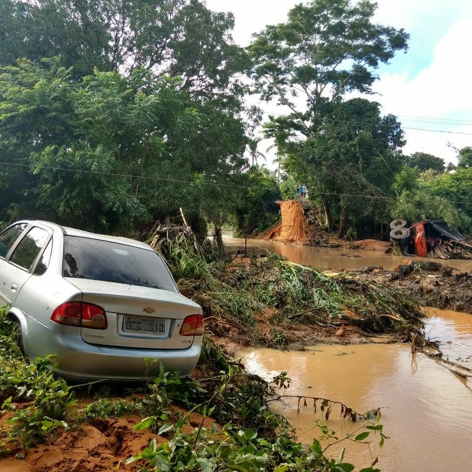 Veículos caíram em cratera formada na BR-343