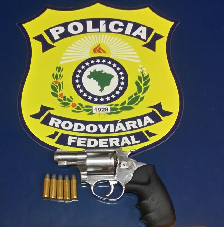 Ao revistar o interior do veículo, foi encontrado um revólver calibre .38.