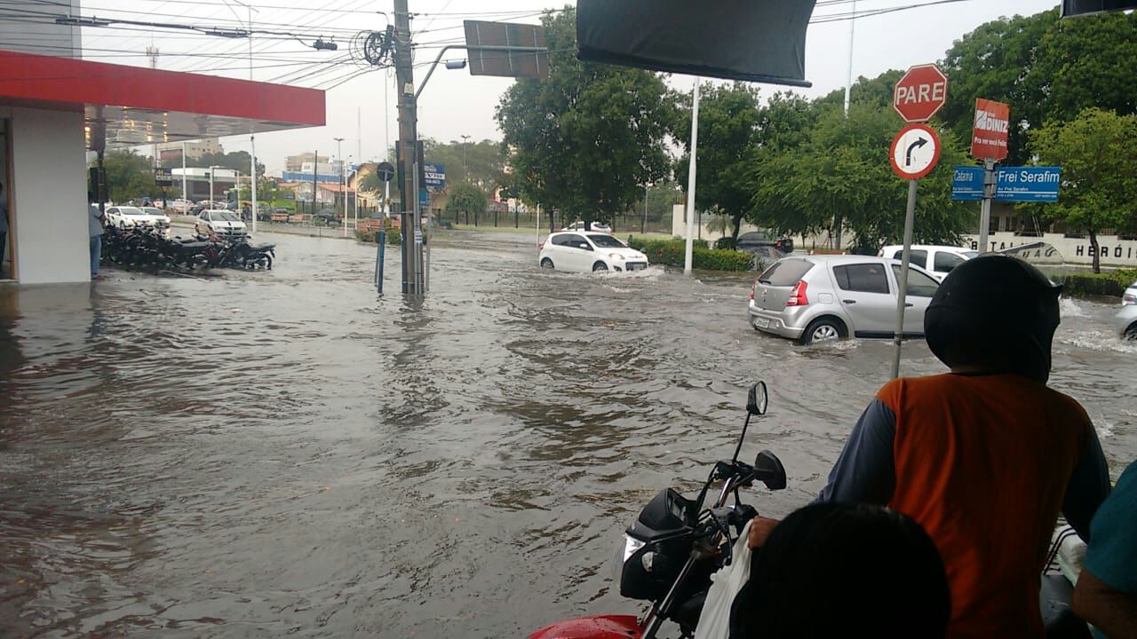 Frei Serafim fica alagada na tarde dessa quarta-feira