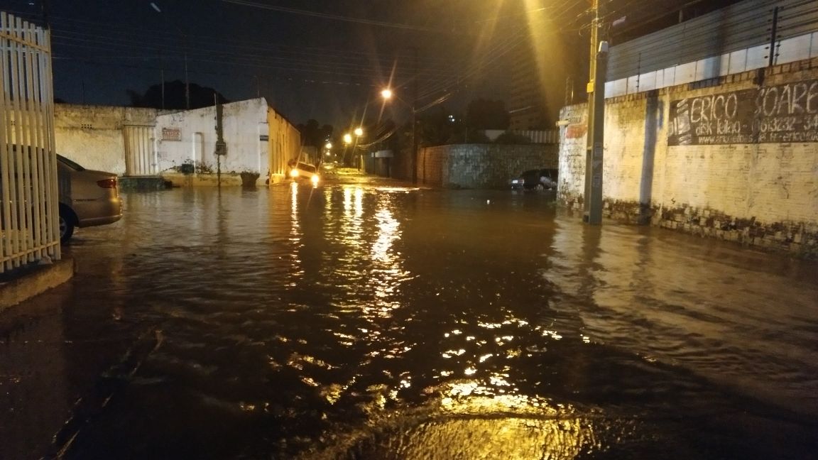 Rua Eustáquio portela fica alagada.