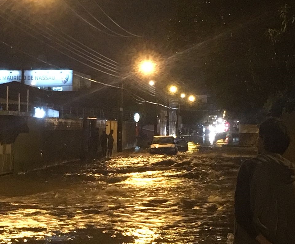 temporal deixa ruas de Teresina alagadas