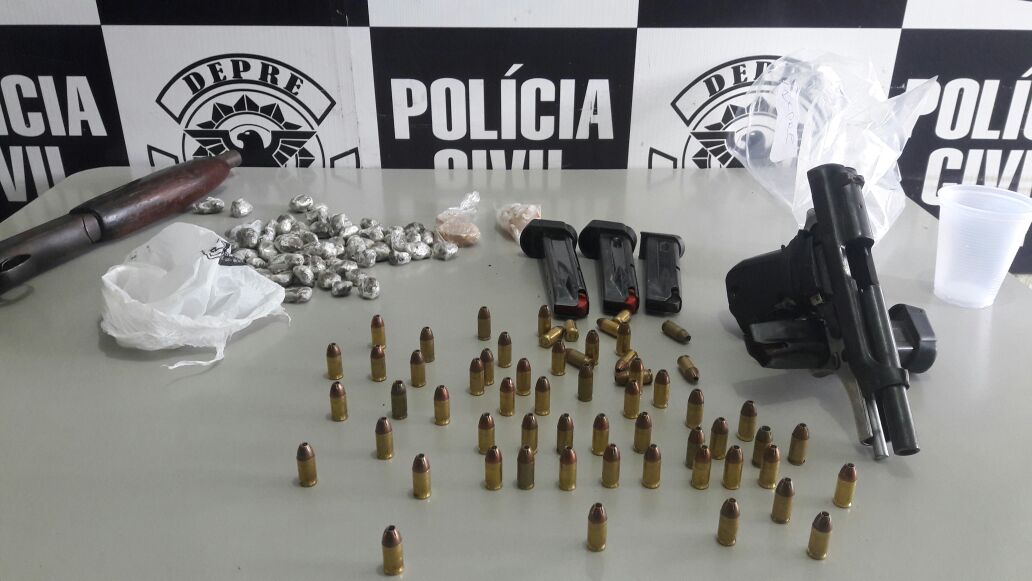 Drogas, armas e munições foram apreendidos na residência do casal.