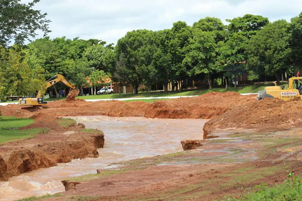 Escoamento da barragem do Bezerro