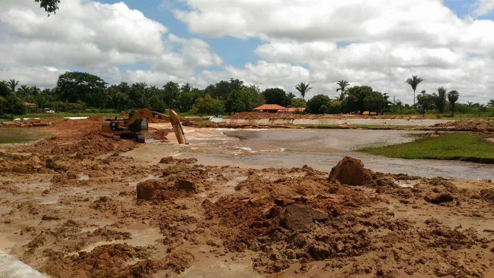 Escoamento da barragem do Bezerro