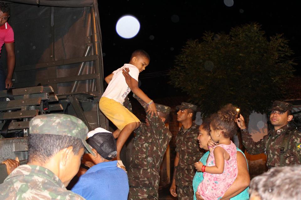 Exército segue evacuando áreas de risco