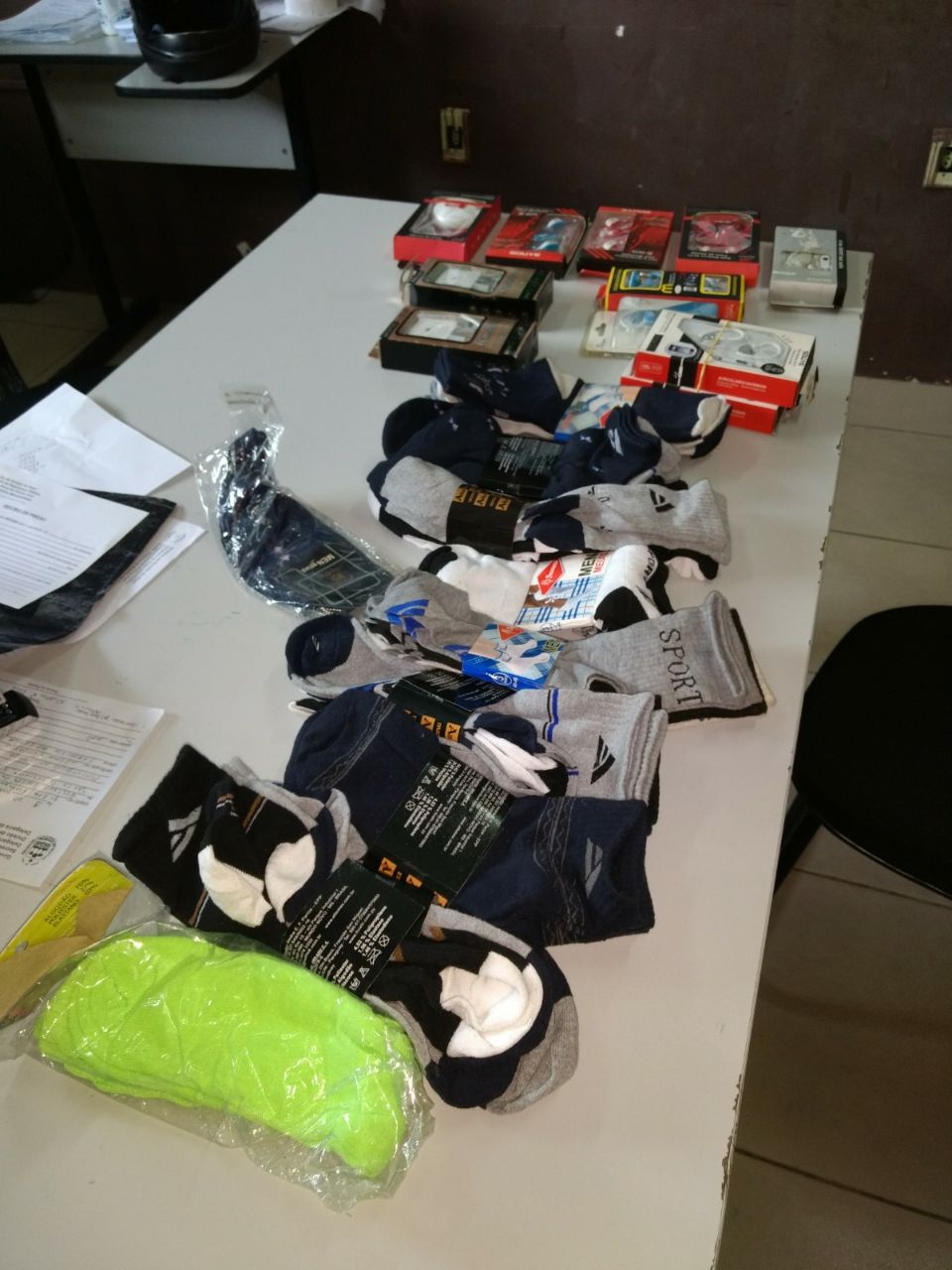 A PM encontrou meias, fones de ouvido, carregadores e um aparelho celular.