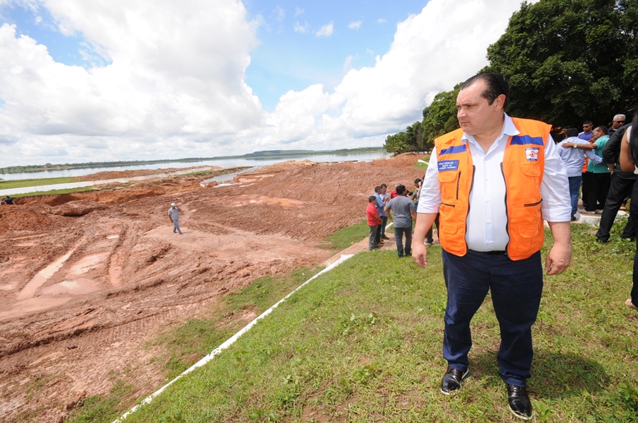 O ministro da Integração Nacional, Pádua Andrade, na Barragem do Bezerro