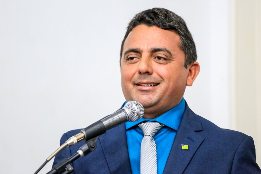 Prefeito professor Ribinha.