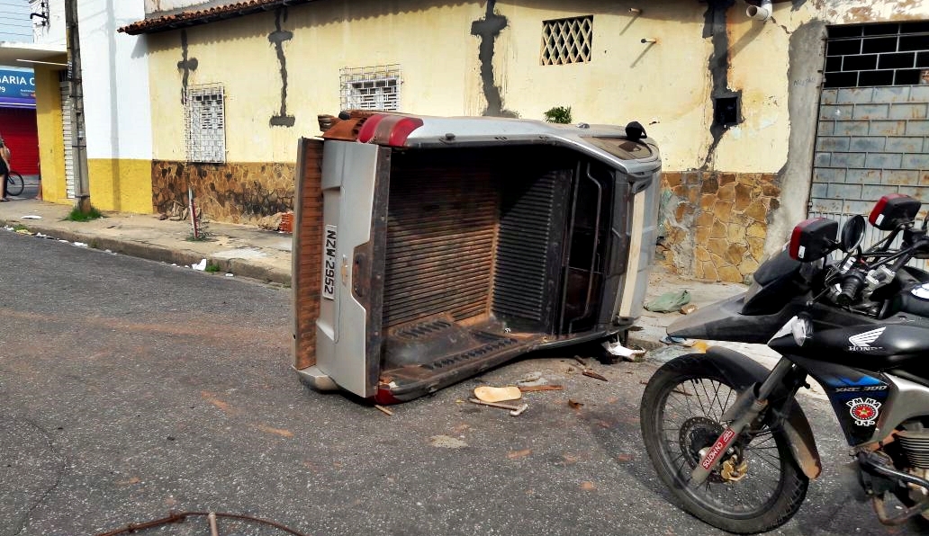 Veículo capota durante perseguição policial