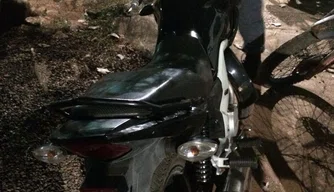 Homem e adolescente são flagrados trafegando em motocicleta roubada.