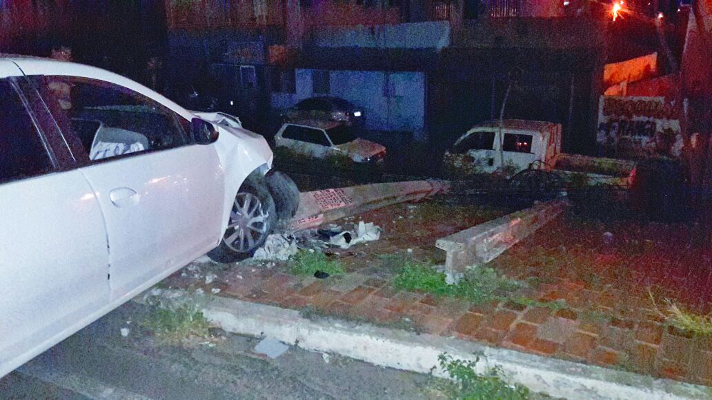 Carro colide com postes próximo ao terminal  rodoviário Governador Lucídio Portela, na zona Sul.