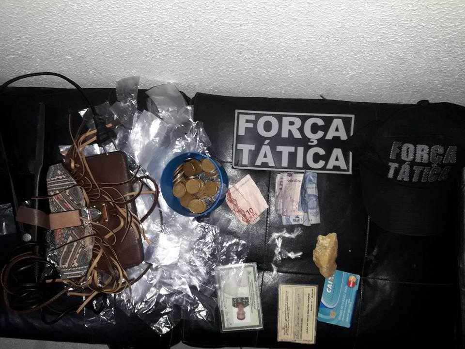 Parte do material apreendido pela polícia