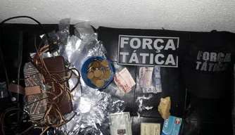 Parte do material apreendido pela polícia