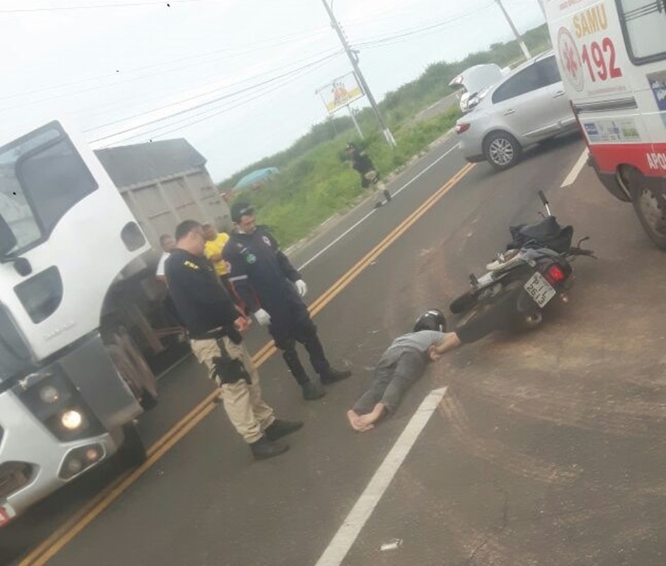 Acidente envolvendo motocicleta e caminhão na BR-343