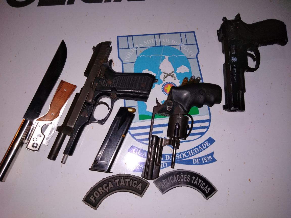 Armas apreendidas pela polícia.