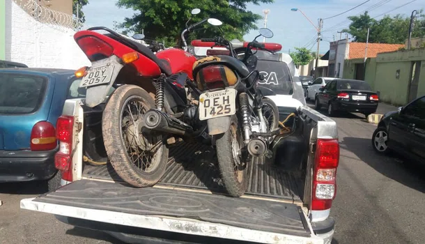 Motos apreendidas pela polícia durante a abordagem.