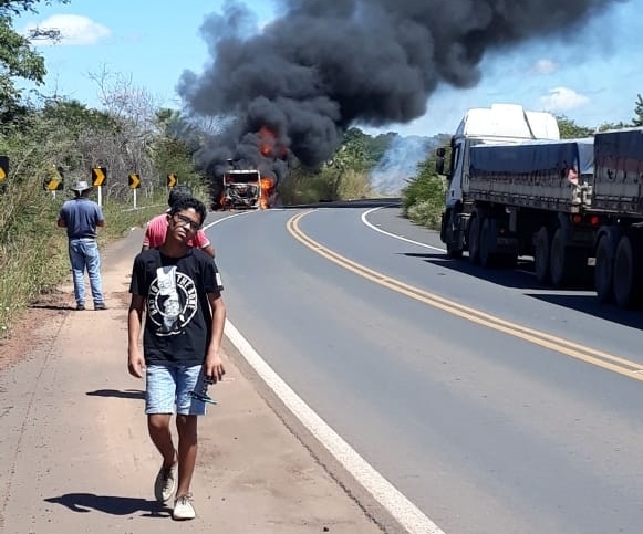 Caminhão é totalmente destruído por incêndio na BR-343