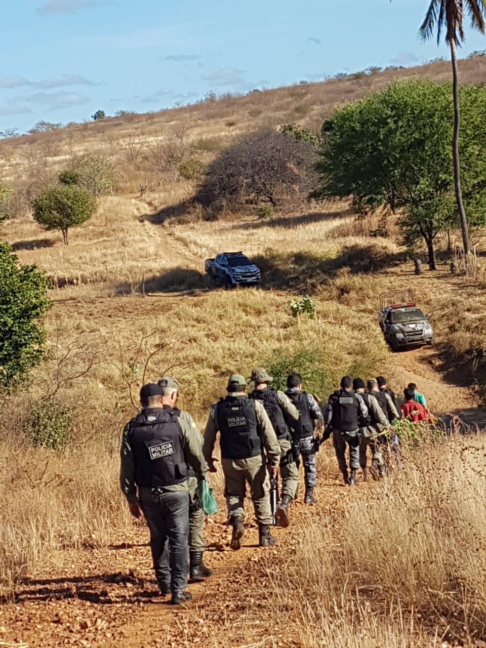 A Polícia Militar realizou a operação em um local de difícil acesso.