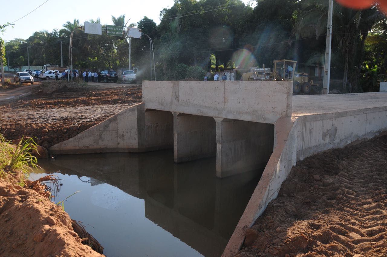 As construções buscam viabilizar o escoamento de água.