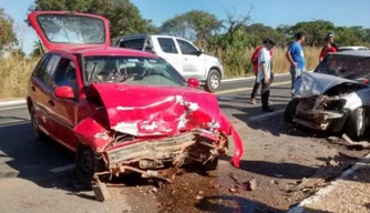 Veículos colidiram frontalmente na BR-316.